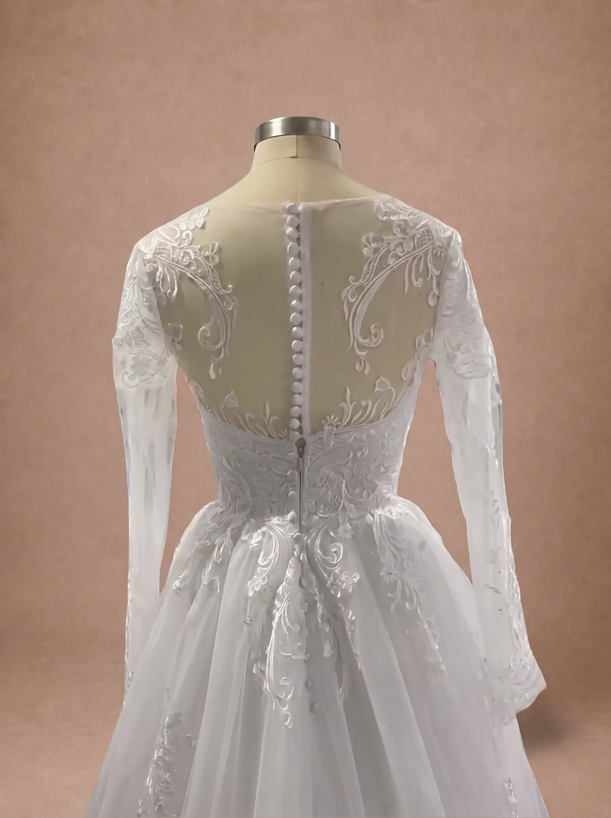 Robe de mariée trapèze princesse romantique en dentelle — Mannequin — détail dos