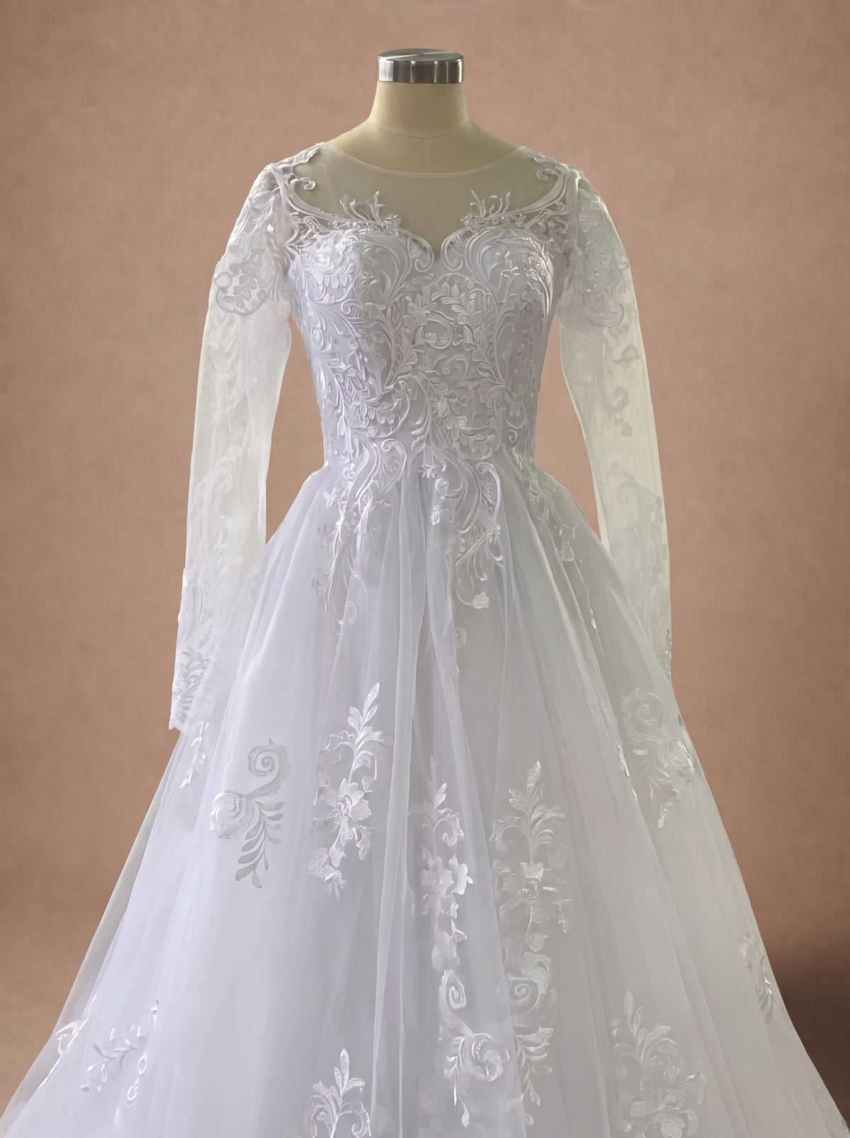 Robe de mariée trapèze princesse romantique en dentelle — Mannequin — détail buste