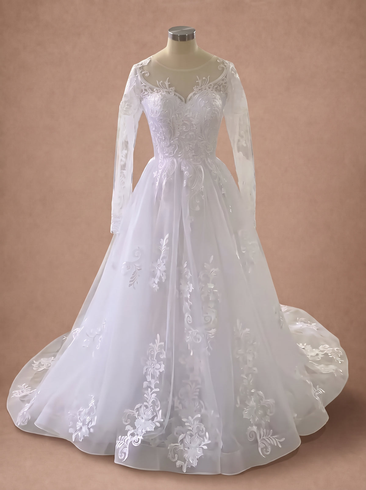Robe de mariée trapèze princesse romantique en dentelle — Mannequin — face entière