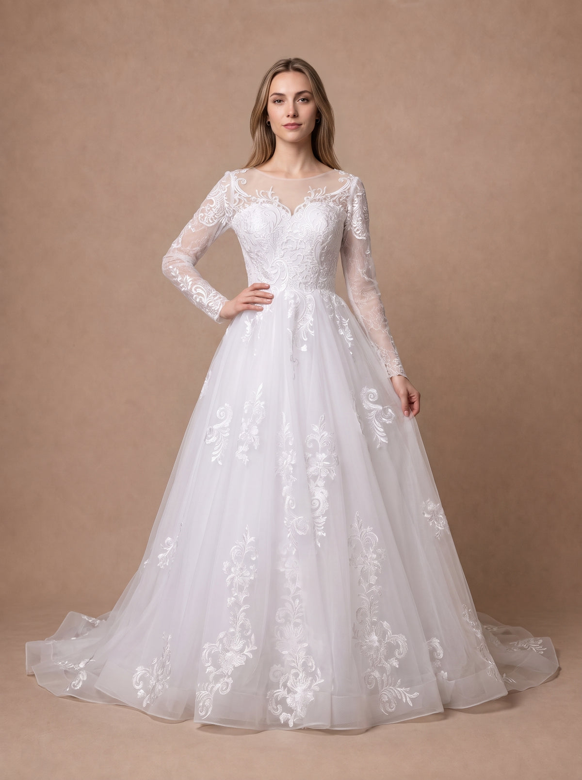 Robe de mariée trapèze princesse romantique en dentelle — Modèle — face