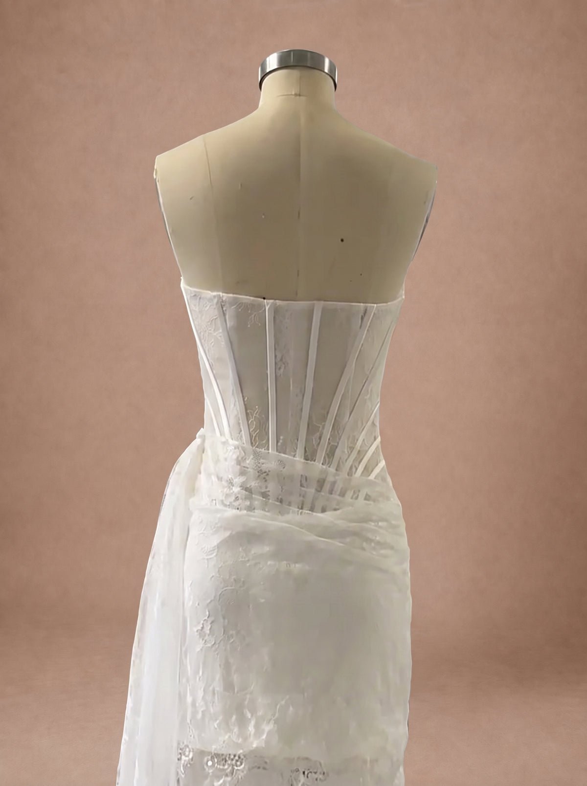Robe de mariée vintage année 20 — Mannequin — détail dos