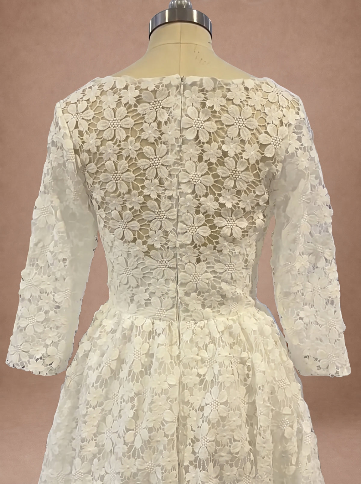Robe de mariée vintage année 50 — Mannequin — détail dos