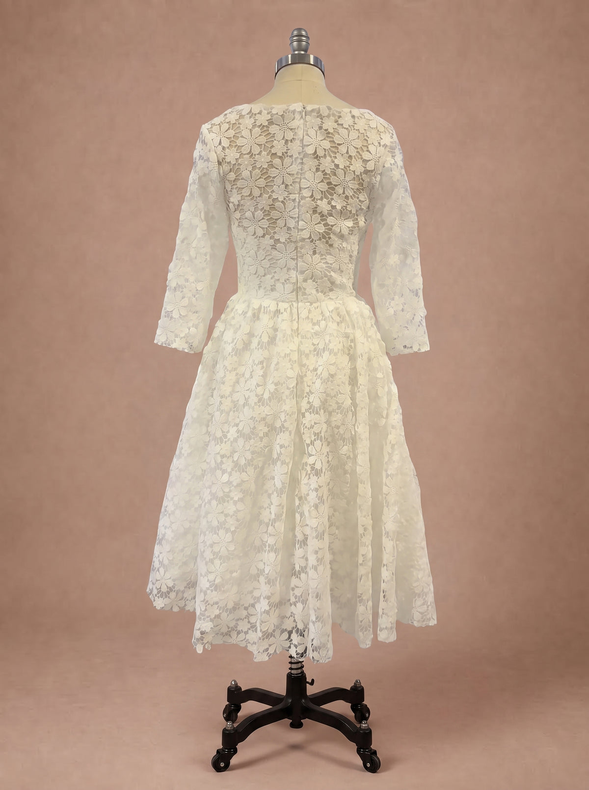 Robe de mariée vintage année 50 — Mannequin — dos entier