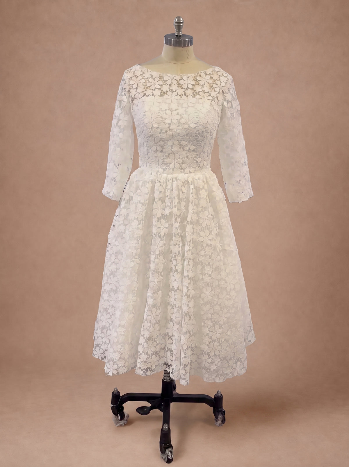 Robe de mariée vintage année 50 — Mannequin — face entière