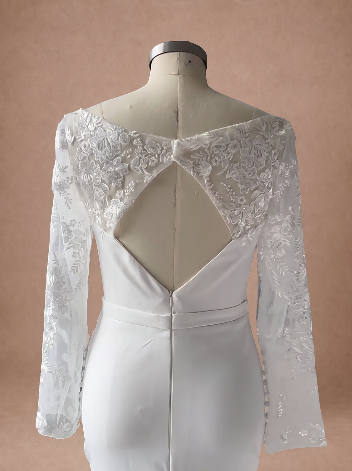 Robe fourreau de mariage civil dos nu à manches longues — Mannequin — détail dos