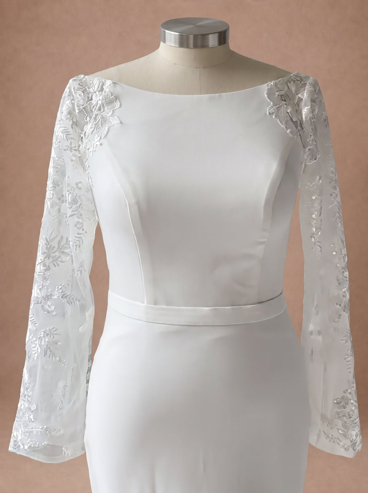 Robe fourreau de mariage civil dos nu à manches longues — Mannequin — détail buste