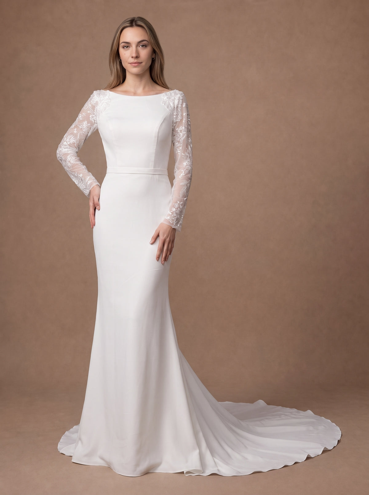 Robe fourreau de mariage civil dos nu à manches longues — Modèle — face