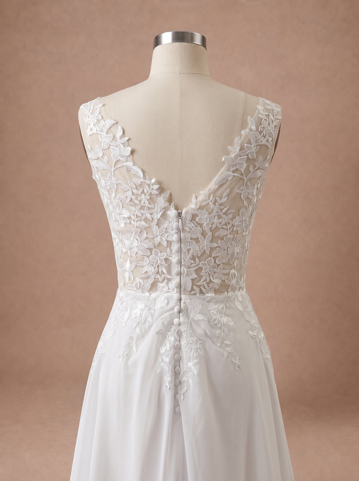 Robe de mariée civile grande taille fluide en dentelle — Mannequin — détail dos