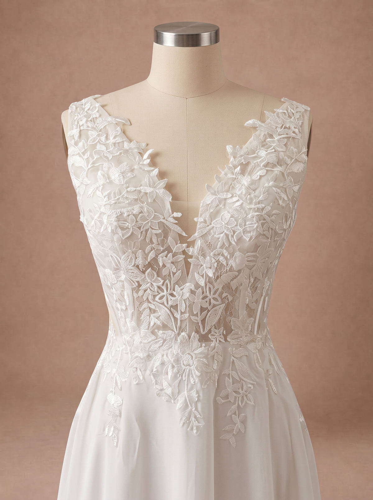 Robe de mariée civile grande taille fluide en dentelle — Mannequin — détail buste