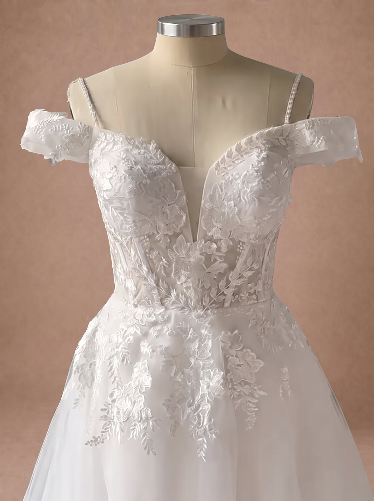 Robe trapèze en ivoire pour mariage civil — Mannequin — détail buste